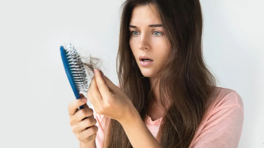 Chute de cheveux : les bons gestes à adopter pour l’éviter