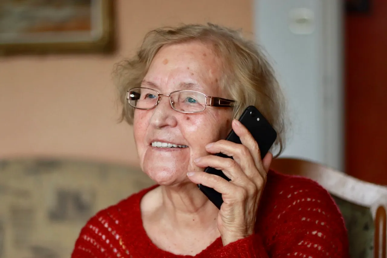 Pourquoi le téléphone à clapet reste une valeur sûre pour les personnes âgées
